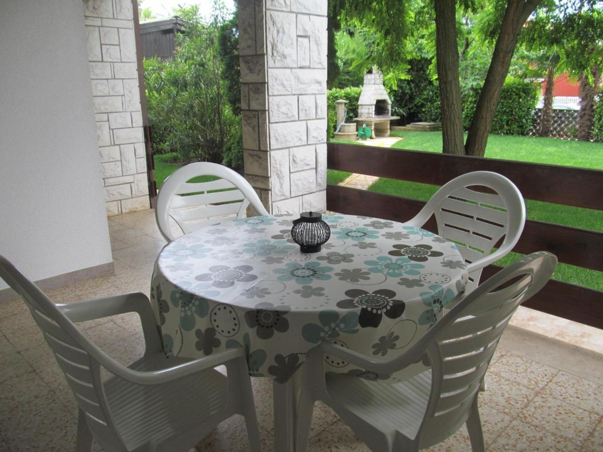 Apartments Zvezdica*** With Garden Zambratija  Εξωτερικό φωτογραφία