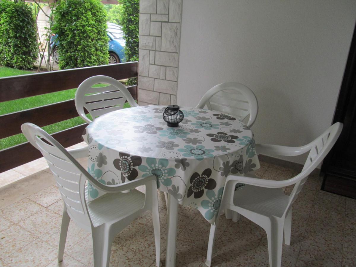 Apartments Zvezdica*** With Garden Zambratija  Εξωτερικό φωτογραφία